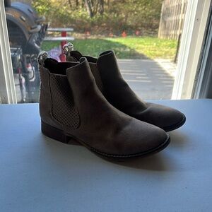 Chelsea boot ￼